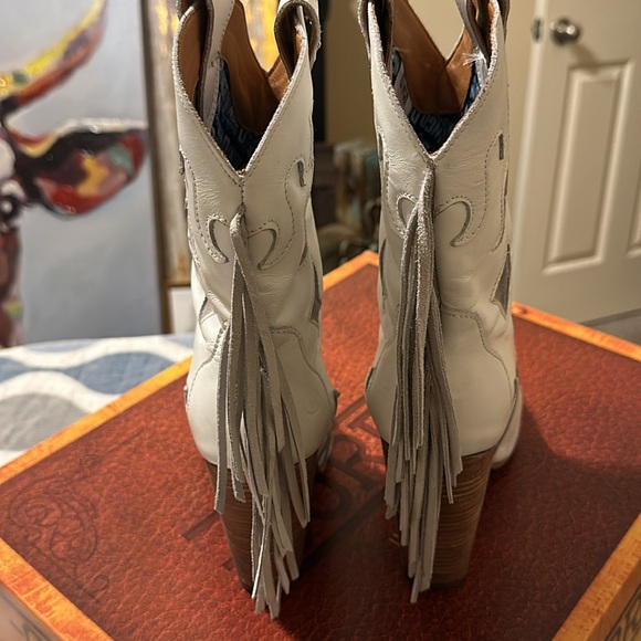 Dingo White Leather and Fringe Cowboy Boots - Picture 7 of 9